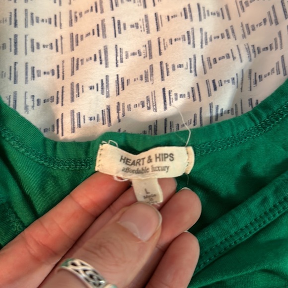 Solid green tank - Picture 2 of 2